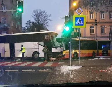 Miniatura: Niebezpieczny wypadek w Warszawie. Autokar...