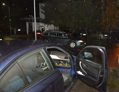 Miniatura: Zamiast przyjąć mandat wręczył policjantom...
