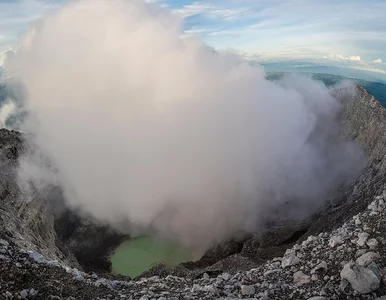 Miniatura: Spektakularna erupcja wulkanu. Słup...