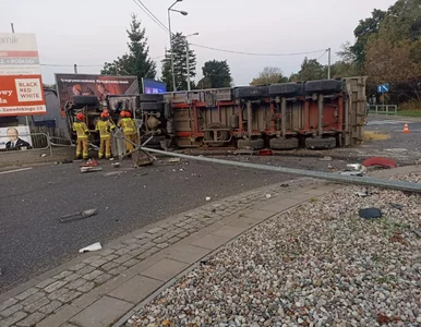 Miniatura: 20 ton zboża wysypało się na jezdnię w...