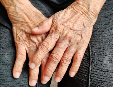 Miniatura: Spała na klatce schodowej przez pięć...