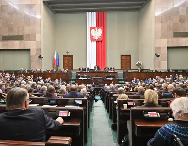 Miniatura: Mniej dla urzędów, więcej dla wojska i...