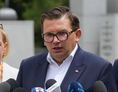 Miniatura: Czerwony dywan przed szpitalem. PiS...