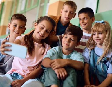 Miniatura: Konsultacje ws. telefonów w szkołach były...