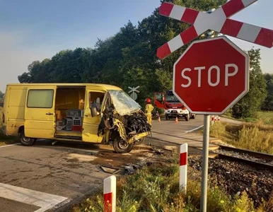 Miniatura: Pociąg zmiażdżył przód busa. Zaskakujące...