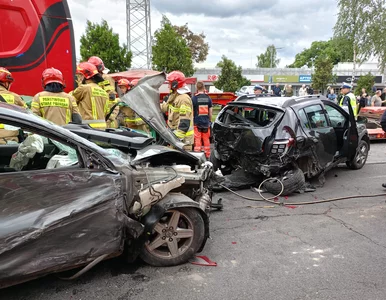 Miniatura: Ciężarówka staranowała samochody w...