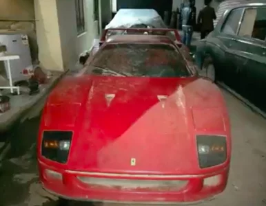 Miniatura: Znalazł na pustyni porzucone Ferrari....