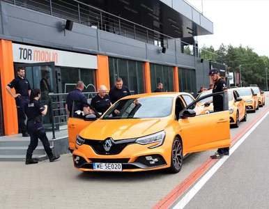 Miniatura: Ostra jazda dla policjantów. Renault...