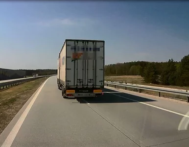 Miniatura: Wypadek ciężarówki. Tysiące puszek piwa na...