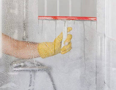 Miniatura: Weź to z kuchni i przetrzyj kabinę. Kamień...