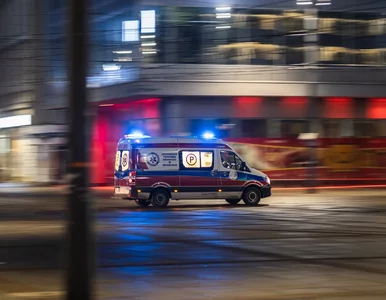 Miniatura: Pacjent wypadł z karetki. Lekarz i...