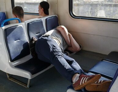 Miniatura: Turysta w pociągu położył stopy na czyimś...
