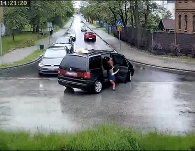Miniatura: Chłopczyk wypadł z samochodu na ulicę....