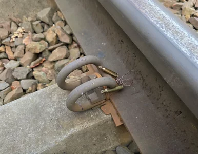 Miniatura: Ktoś podłożył naboje karabinowe na tory....