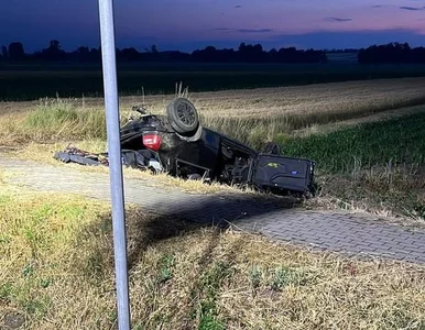 Miniatura: Samochód dachował i wylądował w rowie....