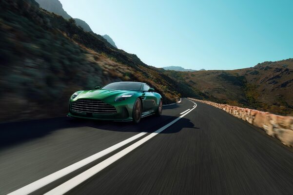 Miniatura: Aston Martin DB12