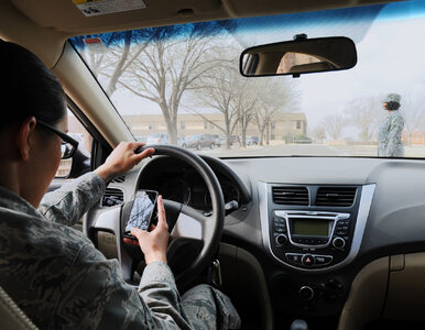 Zerkasz na smartfona w trakcie jazdy? Nawet rzut oka to za dużo