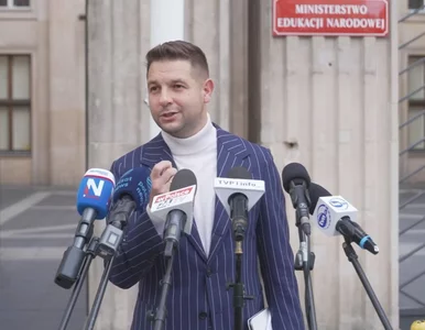 Miniatura: Europoseł PiS grzmi ws. decyzji MEN. „To...