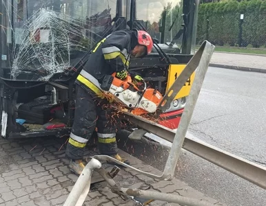 Miniatura: Warszawa. Autobus wjechał w barierę...