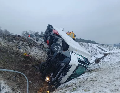 Miniatura: 21-latka rozbiła TIR-a na Mazurach. Inni...