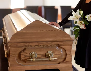 Miniatura: Policjanci zakłócili pogrzeb. Wynieśli...