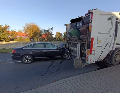 Miniatura: 19-latek w Audi wjechał w śmieciarkę....
