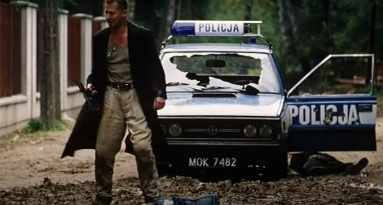 Jaki model samochodu widoczny jest na zdjęciu z filmu „Sara” w reżyserii Macieja Ślesickiego z 1997 roku?