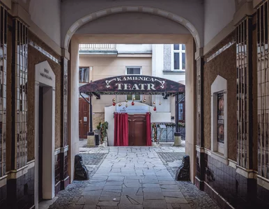 Miniatura: Konflikt z Teatrem Kamienica narasta....