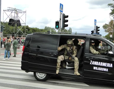 Miniatura: Pijany żołnierz kierował ciężarówką. Wiózł...
